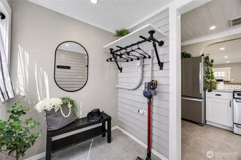 Entry Way - 2320 Mcdougall Ave, Everett, WA 98201 photo 5 of 8