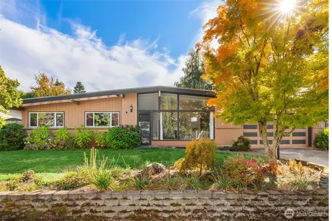 8227 SE 35th St, Mercer Island, WA 98040