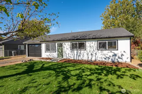 710 S Hawthorne Dr, Moses Lake, WA 98837