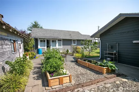 Exterior - 208 Mead Ave, Everson, WA 98247 photo 4 of 15