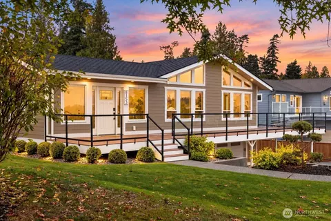 8153 Comox Rd, Blaine, WA 98230