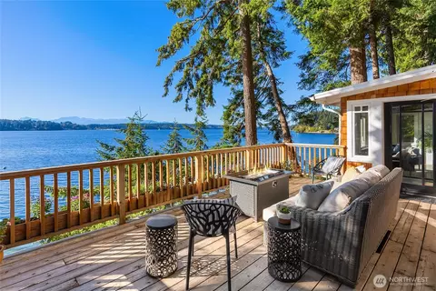 8405 Hansen Rd NE, Bainbridge Island, WA 98110