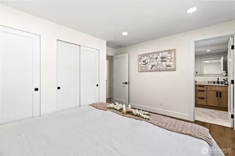 Bedroom - 20921 W Richmond Rd, Bothell, WA 98021 photo 3 of 4