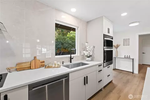Kitchen - 20921 W Richmond Rd, Bothell, WA 98021 photo 4 of 6