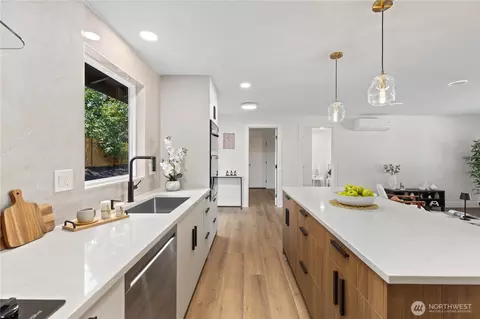 Kitchen - 20921 W Richmond Rd, Bothell, WA 98021 photo 5 of 6