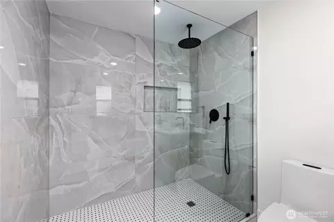 Bath - 20921 W Richmond Rd, Bothell, WA 98021 photo 2 of 4
