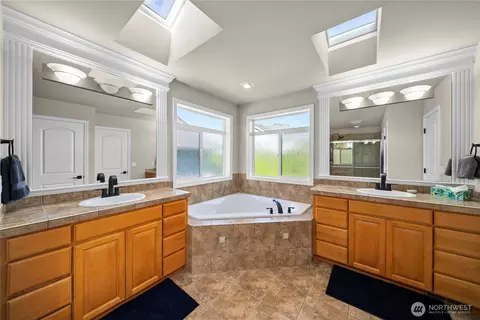 Bath - 4113 215th St SE, Bothell, WA 98021 photo 2 of 3