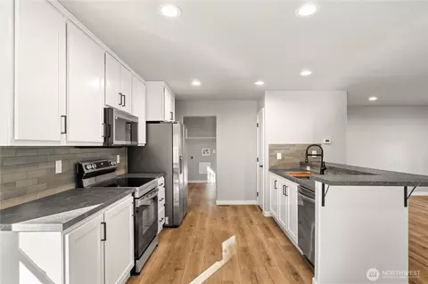 Kitchen - 35 Packard Ln, Elma, WA 98541 photo 2 of 3