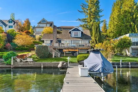 8428 Island Dr S, Seattle, WA 98118