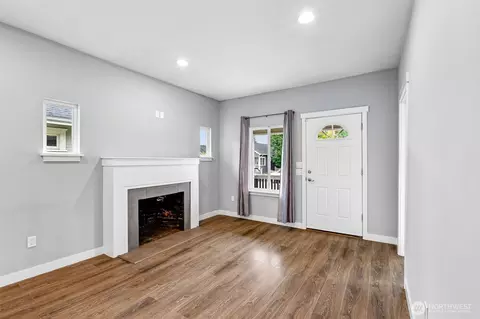 Living - 3005 Victor Pl, Everett, WA 98201 photo 4 of 7