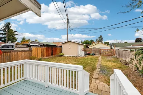 Exterior - 3005 Victor Pl, Everett, WA 98201 photo 5 of 11