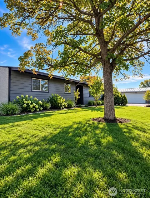 221 Loring Dr, Moses Lake, WA 98837