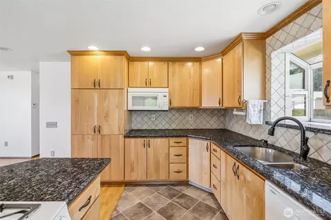 Kitchen - 105 Sable Dr, Everson, WA 98247 photo 3 of 3