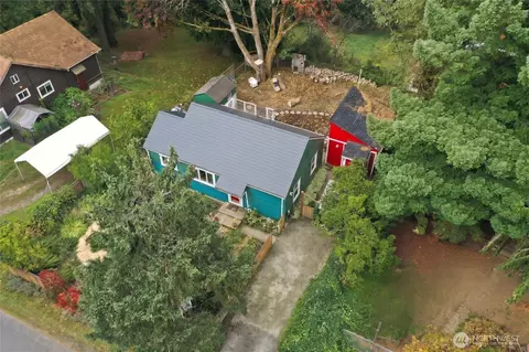 923 S Bay Rd NE, Olympia, WA 98506