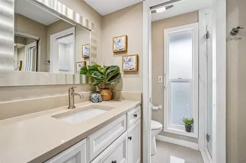 Bath - 208 116th Pl SE, Everett, WA 98208 photo 4 of 5