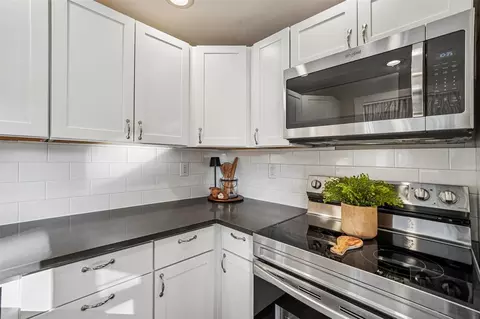 Kitchen - 208 116th Pl SE, Everett, WA 98208 photo 3 of 7