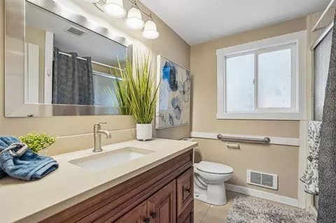Bath - 208 116th Pl SE, Everett, WA 98208 photo 2 of 5