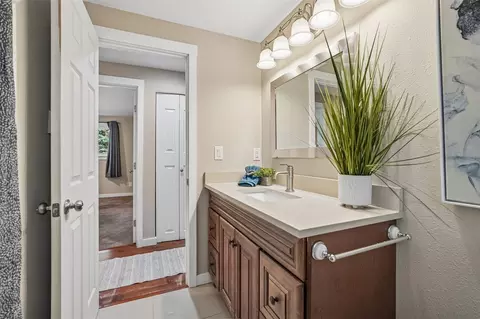 Bath - 208 116th Pl SE, Everett, WA 98208 photo 3 of 5