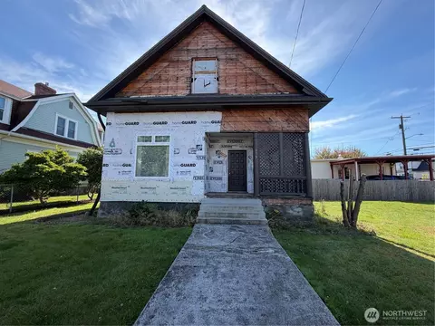 815 6th St, Anacortes, WA 98221