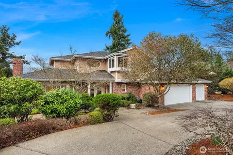8550 NE 28th St, Hunts Point, WA 98004