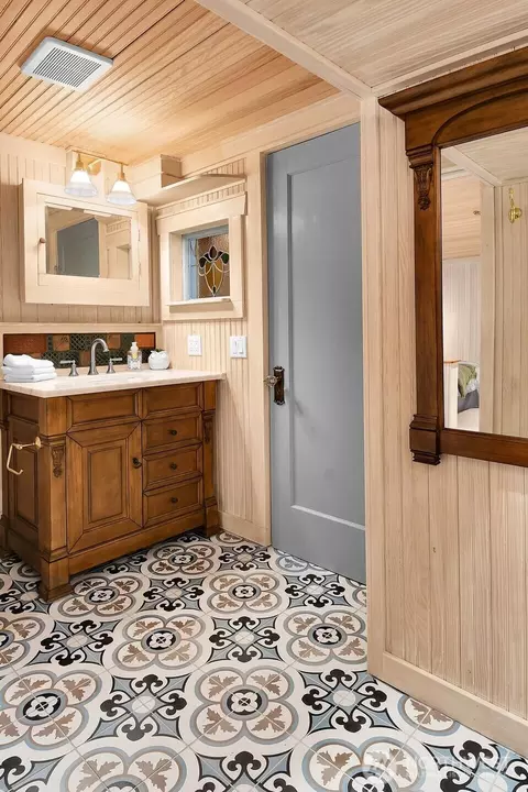 Bath - 8024 16th Ave NE, Seattle, WA 98115 photo 5 of 5