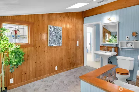 Bath - 8024 16th Ave NE, Seattle, WA 98115 photo 3 of 5