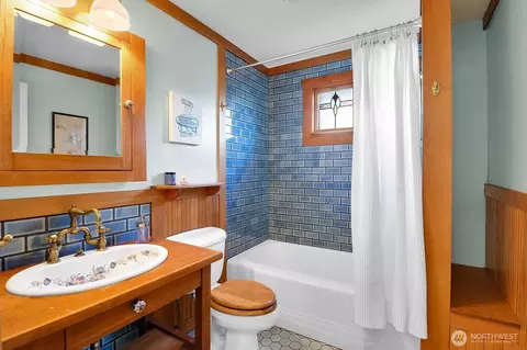 Bath - 8024 16th Ave NE, Seattle, WA 98115 photo 1 of 5