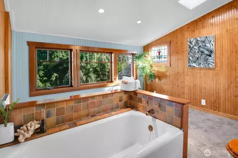 Bath - 8024 16th Ave NE, Seattle, WA 98115 photo 2 of 5