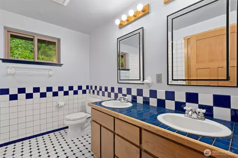 Bath - 24404 SE 376th St, Enumclaw, WA 98022 photo 1 of 4