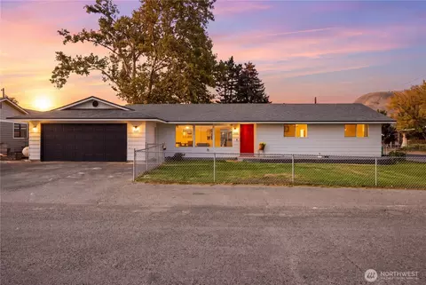 501 1st St S, Brewster, WA 98812