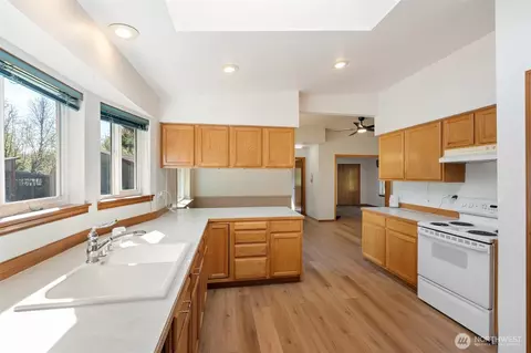 Kitchen - 117 Stan View Dr, Chehalis, WA 98532 photo 1 of 3