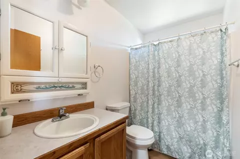 Bath - 117 Stan View Dr, Chehalis, WA 98532 photo 2 of 2