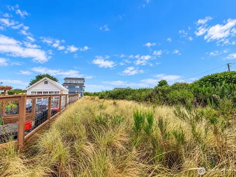 391 Ocean Shores Blvd NW, Ocean Shores, WA 98569