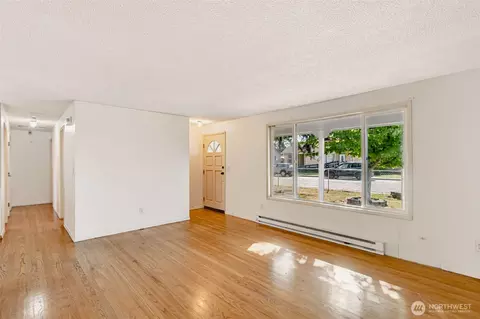 Living - 359 Douglas St, Longview, WA 98632 photo 5 of 7