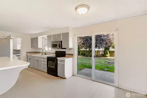 Kitchen - 359 Douglas St, Longview, WA 98632 photo 3 of 3