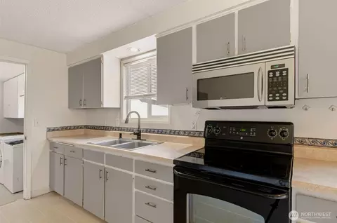 Kitchen - 359 Douglas St, Longview, WA 98632 photo 1 of 3