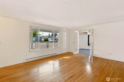 Living - 359 Douglas St, Longview, WA 98632 photo 6 of 7