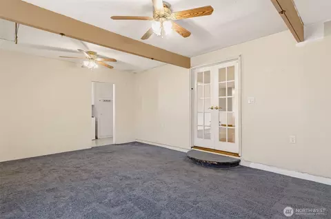 Living - 359 Douglas St, Longview, WA 98632 photo 2 of 7