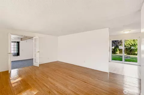 Living - 359 Douglas St, Longview, WA 98632 photo 7 of 7