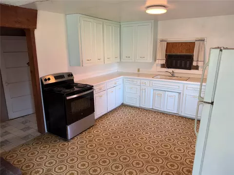 Kitchen - 166 Allman Rd, Winlock, WA 98596 photo 2 of 2