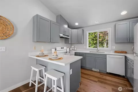 Kitchen - 6716 Lower Ridge Rd, Everett, WA 98203 photo 2 of 5