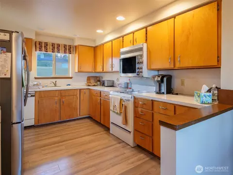 Kitchen - 1301 S 3rd Ave #14A, Sequim, WA 98382 photo 2 of 4