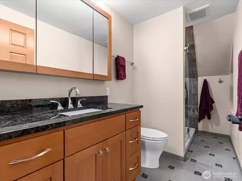 Bath - 2021 234th Pl SE, Bothell, WA 98021 photo 2 of 3
