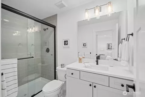 Bath - 16 160th Pl SE, Bothell, WA 98012 photo 4 of 4