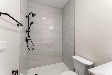 Bath - 46434 288th Pl SE, Enumclaw, WA 98022 photo 6 of 7