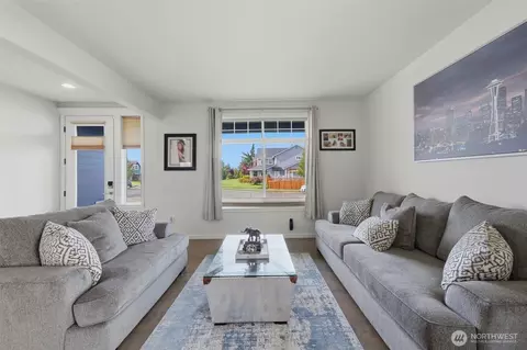 Living - 3214 Phillips Ave, Enumclaw, WA 98022 photo 1 of 3