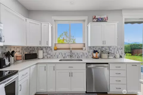Kitchen - 3214 Phillips Ave, Enumclaw, WA 98022 photo 3 of 3