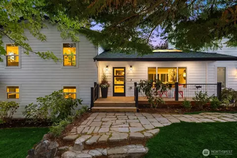 689 Pierce Ct NW, Bainbridge Island, WA 98110