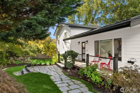 689 Pierce Ct NW, Bainbridge Island, WA 98110