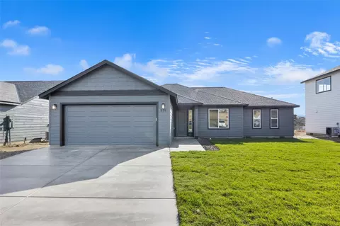 219 Poplar St NE, Royal City, WA 99357